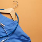 Choisir une blouse infirmière : critères, matières et tendances actuelles