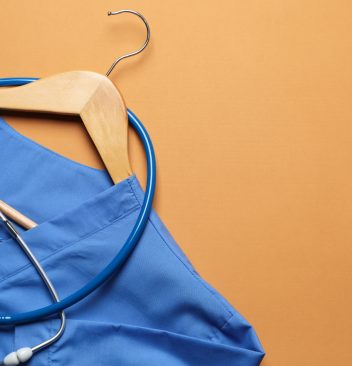 Choisir une blouse infirmière : critères, matières et tendances actuelles
